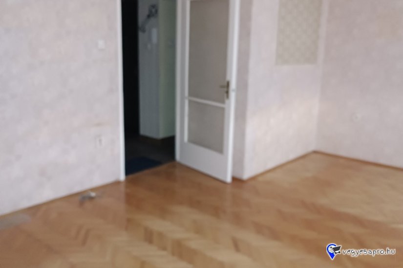 Eladó 105 m2-es, belső kétszintes társasházi Vácon a Cházár András utcában.