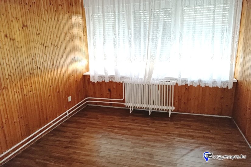 Eladó 105 m2-es, belső kétszintes társasházi Vácon a Cházár András utcában.