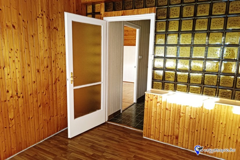 Eladó 105 m2-es, belső kétszintes társasházi Vácon a Cházár András utcában.