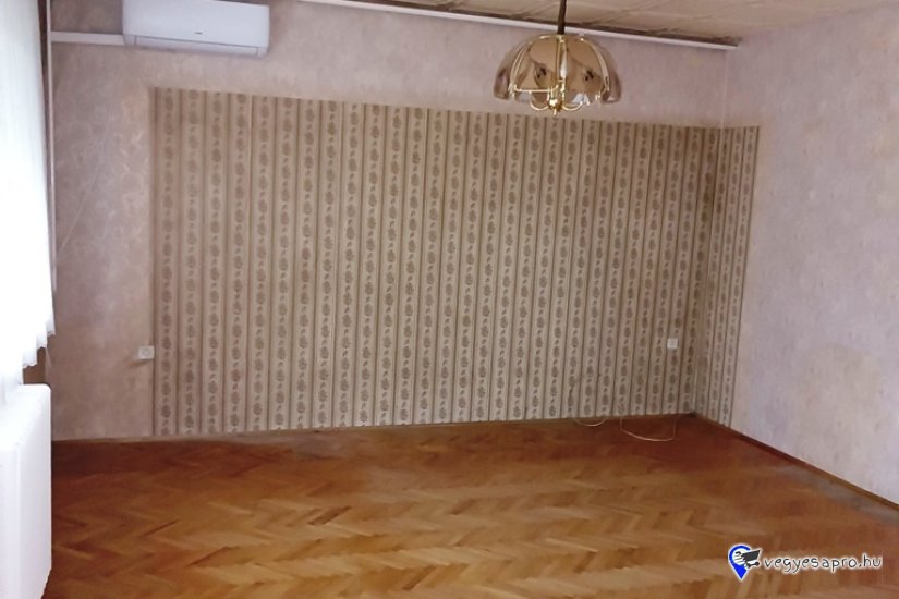 Eladó 105 m2-es, belső kétszintes társasházi Vácon a Cházár András utcában.