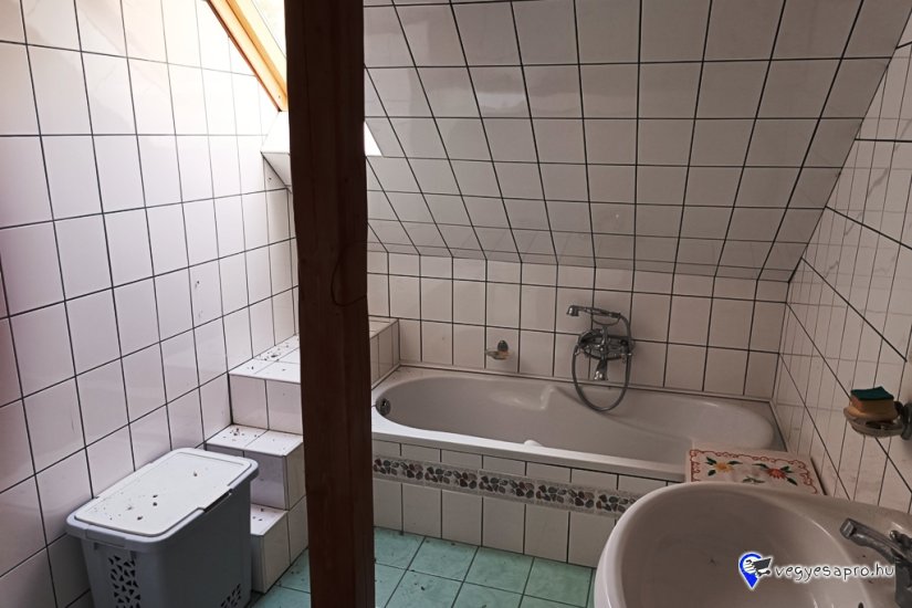 Alsópetény csendes utcájában, családi ház eladó.