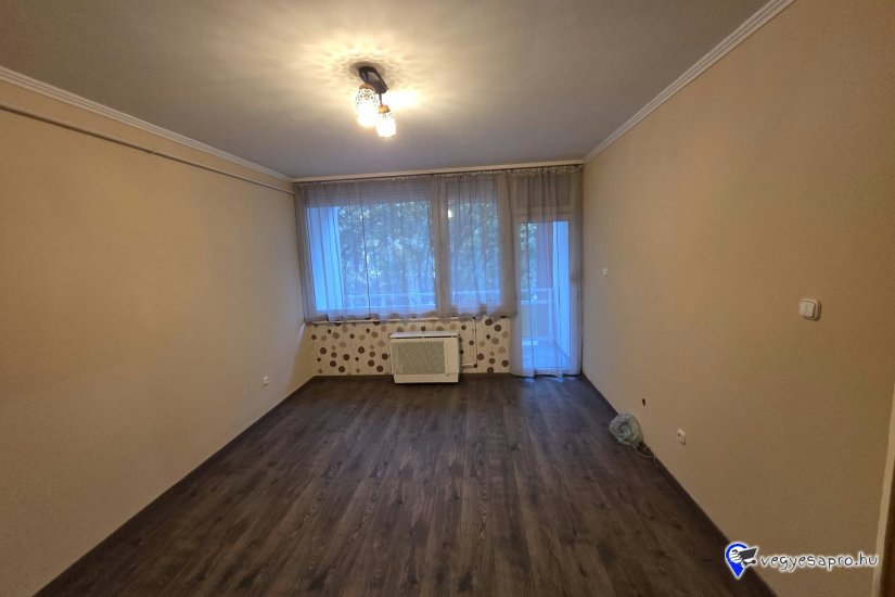 Kiadó I emeleti, téglalakás Vác- Deákvár központi részén.