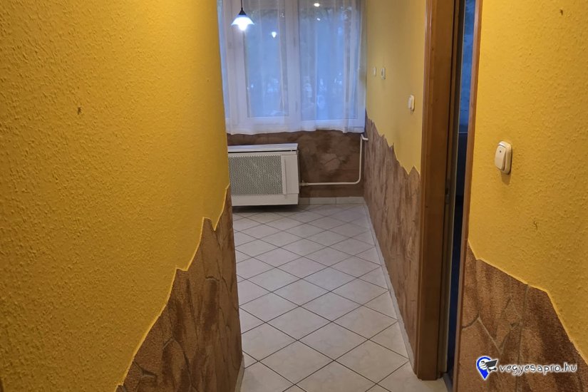 Kiadó I emeleti, téglalakás Vác- Deákvár központi részén.