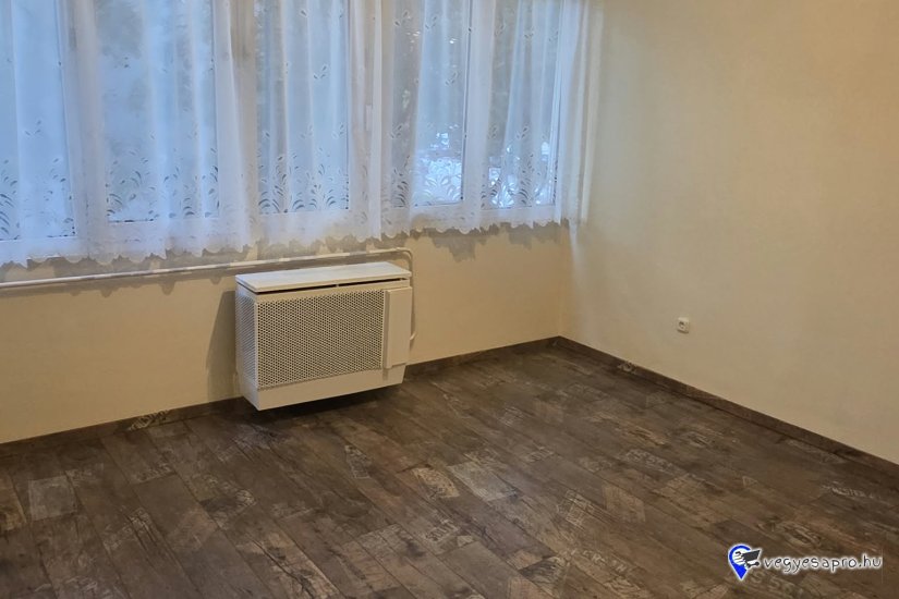 Kiadó I emeleti, téglalakás Vác- Deákvár központi részén.