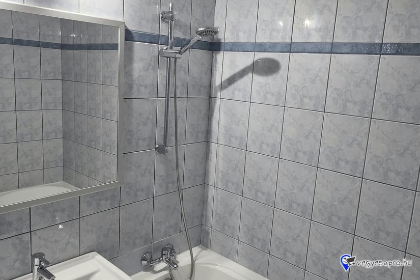 Kiadó I emeleti, téglalakás Vác- Deákvár központi részén.