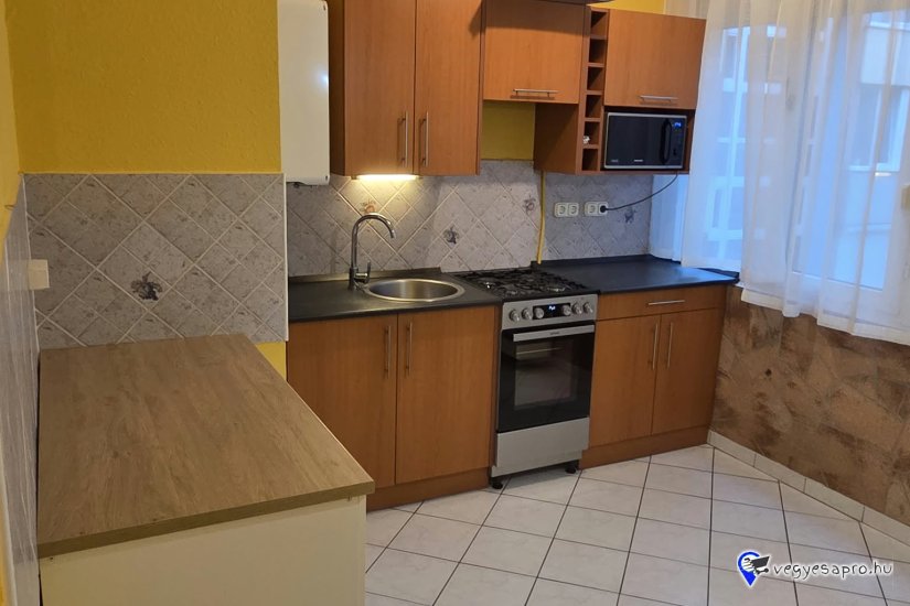 Kiadó I emeleti, téglalakás Vác- Deákvár központi részén.