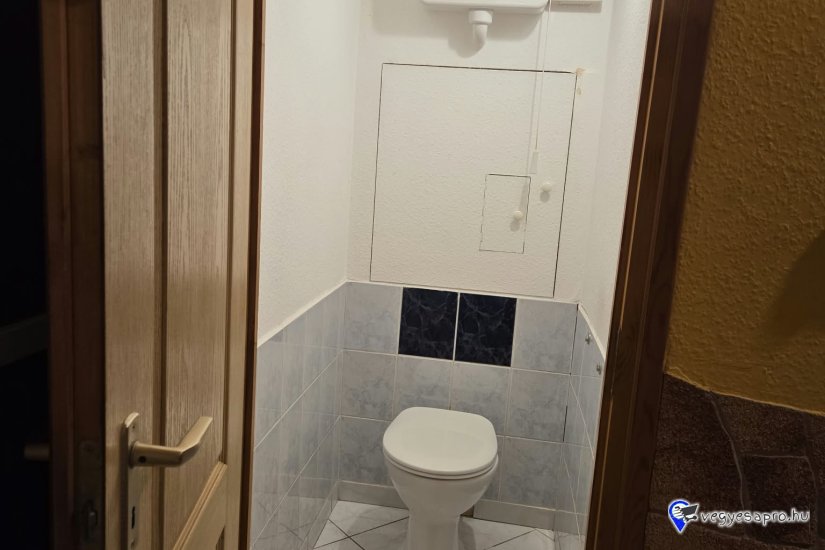 Kiadó I emeleti, téglalakás Vác- Deákvár központi részén.