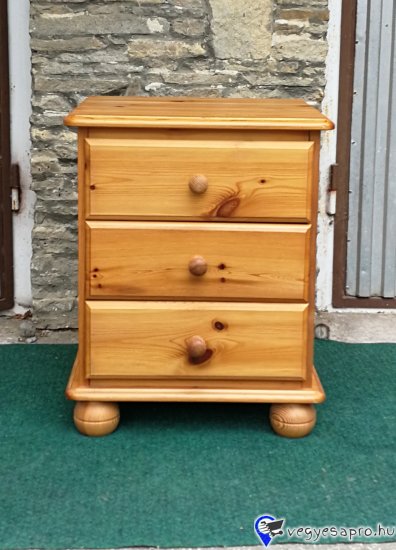  Magasság:57cm, szélesség:46cm, mélység:40cm Jó állapotban lévő fenyőfából készült éjjeliszekrény, 3 fiókkal, pogácsa lábakkal eladó. 