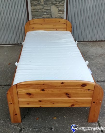  Hosszúság:200cm, szélesség:100cm Jó állapotban lévő fenyő ágy 90x200cm, ráccsal, jó állapotú ,mosható huzatú matraccal eladó a képen látható állapotban. 
