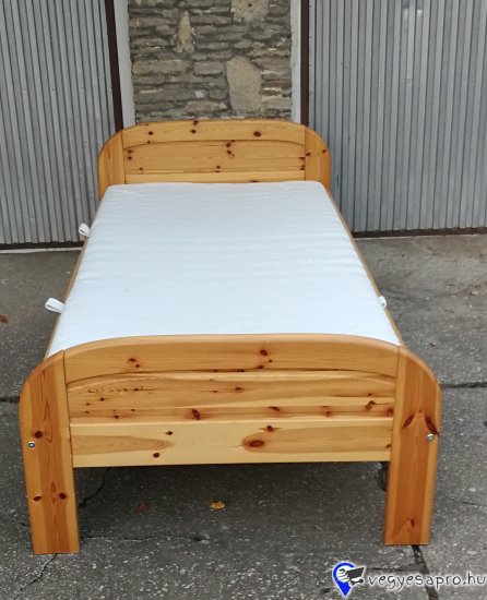  Hosszúság:200cm, szélesség:100cm Jó állapotban lévő fenyő ágy 90x200cm, ráccsal, jó állapotú ,mosható huzatú matraccal eladó a képen látható állapotban. 