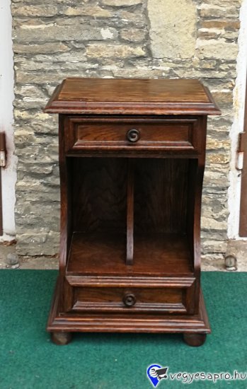 Magasság:62cm, Szélesség:40cm, Mélység:28cm Tölgy furnérozású kis újságtartós kis szekrény , két fiókkal eladó a képen látható állapotban.