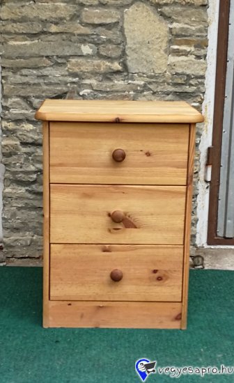  Magasság:58cm, szélesség:42cm, mélység:35cm 3 fiókos fenyő éjjeliszekrény, natúr színben ,jó állapotban eladó. 