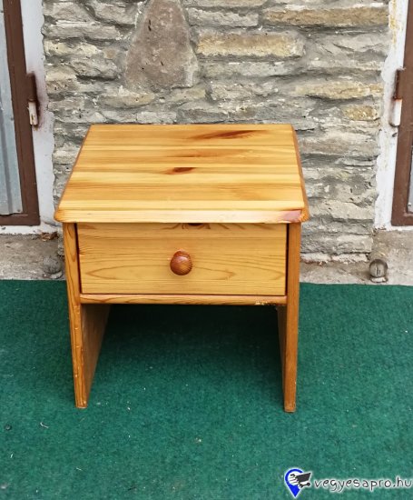  Magasság:5837cm, szélesség:39cm, mélység:38cm Jó állapotban lévő egy fiókos éjjeliszekrény fenyőfából eladó. 