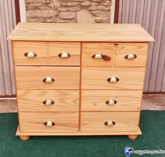  Magasság:79cm, hosszúság:90cm, szélesség:39cm Jó állapotban lévő natúr 8 fiókos fenyő komód, fém fogantyúkkal eladó. 