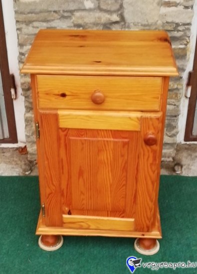  Magasság:71cm, szélesség:44cm, mélység:30cm Egy fiókos, kis ajtós fenyőfából készült éjjeliszekrény, eladó a képen látható jó állapotban. 
