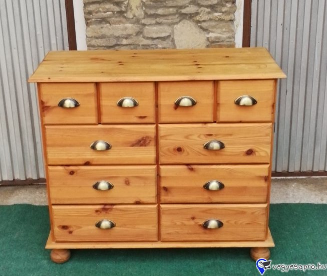  Magasság:79cm, hosszúság:90cm, szélesség:39cm Fenyőfából készült fém fogantyús komód, 10 fiókkal eladó a képen látható állapotban. 