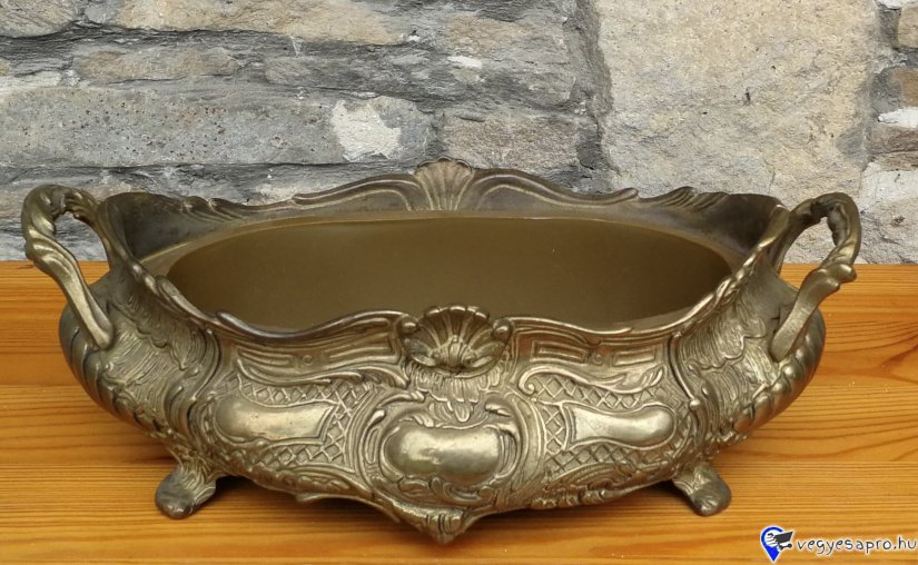 Jó állapotban lévő réz kínálótál eladó.