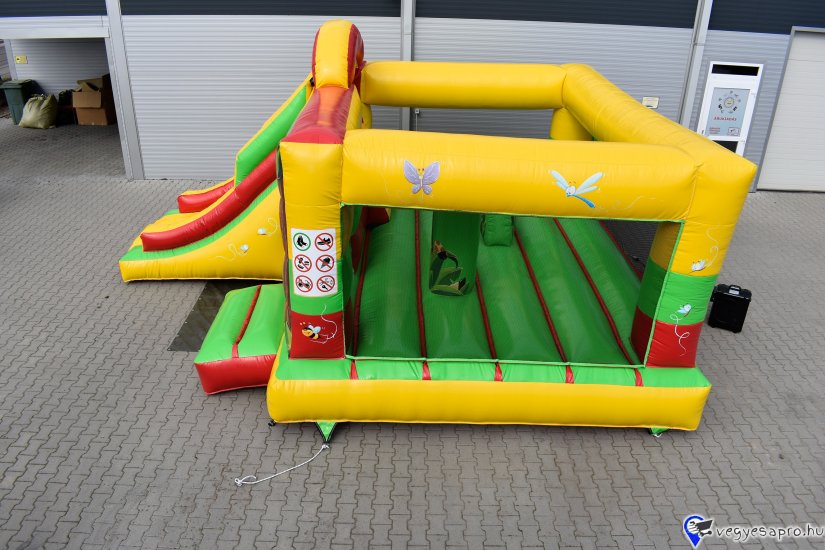 Eladó Dzsungel Csúszdás Ugráló Gyártási év: 2021 Mérete: 5m x 7m x 3,5m Állapota: Jó állapotú Ára: 890.000 Ft+ÁFA Tartozékok: Befúvó motor, rögzítő vascövekek, műszaki vizsga (érvényes: 2028.04.) Átvételi időpont: Azonnal vihető