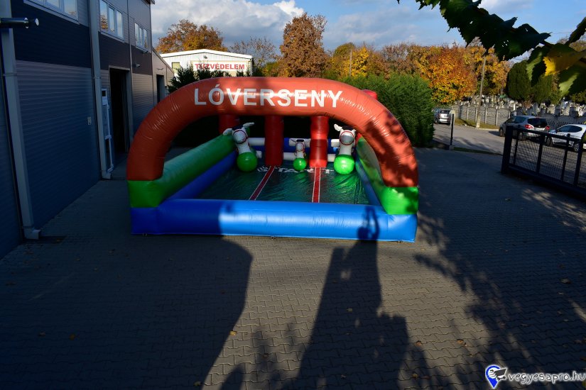 Remek sport és szórakozás egyben. Három lovas versenyezhet egyszerre egymás ellen felfújható paripáik nyergében ülve. Kül- és beltéren egyaránt felállítható! Ajánlott korosztály: 6-99 éves korig.