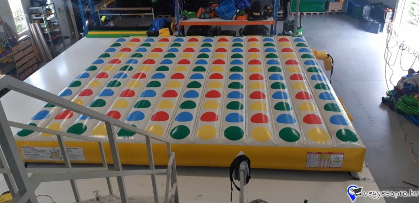 A Twister játék 3D kivitelben ami garantáltan átmozgatja minden porcikánkat. Remek szórakozás felnőttnek, gyereknek egyaránt. Ajánlott korosztály: 5-99 éves korig