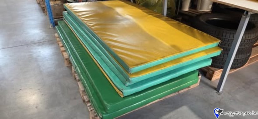 Utolsó darabok! Eladó játék elé használt ponyvával burkolt esés csillapitó szivacs 2 db, és használt ponyvával burkolt esés csillapitó polyfom tábla 4db. Mérete: 1m*2m, 6 illetve 8 cm vastag. Darabja nettó: 35.000.-Ft