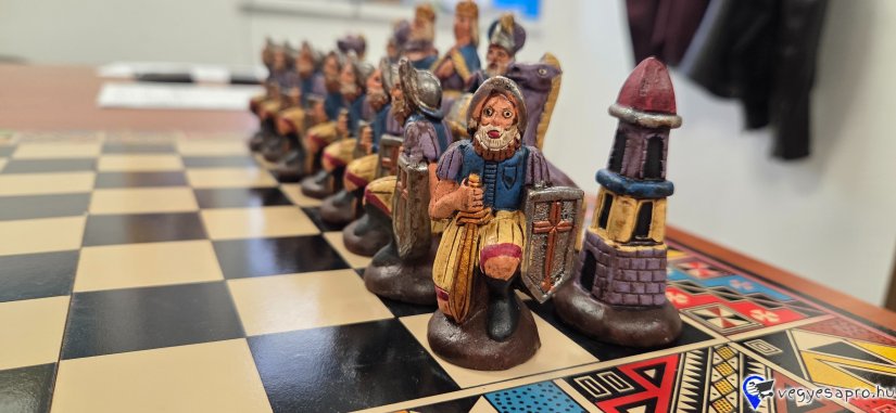 Eladó egy egyedi megjelenésű, 40×40 cm-es sakk készlet, amely remek választás mind játékhoz, mind dekorációnak. A tábla stabil, szépen kidolgozott, a figurák teljesek és sérülésmentesek. Ritkán kapható ilyen stílusú darab, igazi különlegesség! Átvehető Vecsésen vagy a XVIII. kerületben. Előre utalás után plusz postaköltség esetén küldöm. Tel.:06209413596