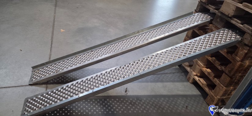 Eladó AL-KO rámpa – 400 kg teherbírás, párban – 2000 mm! Eladó egy AL-KO egyenes alumínium rámpapár, amely használt, de újszerű állapotú. Kiváló minőség, masszív kialakítás Műszaki adatok: Hosszúság: 2000 mm Szélesség: 225 mm Teherbírás: 400 kg / pár Anyag: könnyű, erős alumínium Az ára párban: 30000Ft A rámpák stabilak, masszívak, könnyen mozgathatók és biztonságosan használhatók. Átvehető Vecsésen Tel.: 06209413596