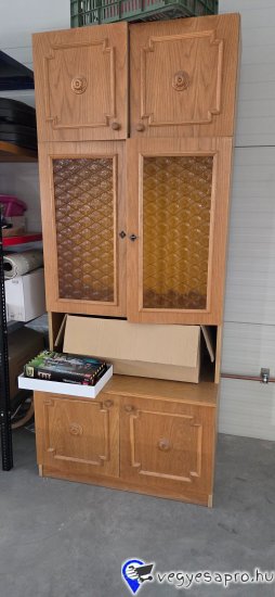 Eladó vintage stílusú fa szekrény Több részből álló, praktikus tárolóbútor, amely jól használható nappaliba, konyhába, kamrába vagy műhelybe is. Ideális tányéroknak, könyveknek vagy bármilyen háztartási tárolásra. Méretek: Hossza: 93cm Magassága: 220cm Mélysége: 58,5cm Átvétel személyesen, Vecsésen Ingyen elvihető Tel.: 06209413596