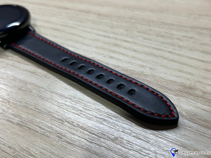 A kényelmes és nagyon finom tapintású bőr óraszíjak ezüst fém csattal lettek ellátva és piros cérnával vannak varrva, hogy ezzel is mutatósabb, elegánsabb hatást váltsanak ki viselőjéből. A szíj külső és belső része is fekete színű. A cserélhető univerzális pótszíj főbb tulajdonságai: -Strapabíró, rugalmas és tartós kialakítás -Könnyen cserélhető -Csatos rögzítés a kényelmes viselés érdekében -Két bújtatóval rendelkezik, így kényelmesen használható Ajándékdobozzal is megvásárolható, így egy igazán szép és elegáns meglepetés lehet szinte bármilyen alkalomra. Az ajándékdoboz fekete színű és +500 Ft az ára. Egy szíj ára: 2990 Ft Ajándékdobozzal: +500 Ft Előre utalást követően Foxposttal vagy postával is tudom küldeni. Erről a szíjról bővebben: https://happywatch.hu/termek/bor-oraszij-piros-cernaval-20mm/