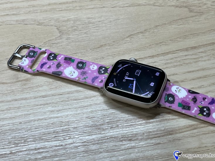 Dobd fel Apple Watch-odat ezzel a vidám és stílusos Halloween tematikájú szilikon óraszíjjal!

Puha, rugalmas és tartós anyagból készült, így egész nap kényelmes viselet.

Tökéletes választás azoknak, akik szeretik az egyedi kiegészítőket – legyen szó jelmezes buliról vagy csak a mindennapi őszi hangulatról. ????????️

A kisebb (38 mm, 40 mm és 41 mm-es) és a nagyobb (42 mm, 44 mm, 45 mm és 49 mm-es) Apple Watch szériával is kompatibilisek. Az Apple Watch órád aljáról leolvashatod, hogy Neked milyen méretű szíjra van szükséged.

A cserélhető szilikon pótszíj főbb tulajdonságai:
-Minden Apple Watch szériához megfelelő
-Gyorsan és egyszerűen kicserélhető otthon is
-Strapabíró, rugalmas és tartós kialakítás a szilikon anyagnak köszönhetően
-Teljesen vízálló

Ajándékdobozzal is megvásárolható, így egy igazán szép és elegáns meglepetés lehet szinte bármilyen alkalomra. Az ajándékdoboz fekete színű és +500 Ft az ára.

Egy szíj ára: 2490 Ft

Előre utalást követően Foxposttal vagy postával is tudom küldeni.

Erről a szíjról bővebben:
https://happywatch.hu/termek/halloween-apple-watch-oraszij/