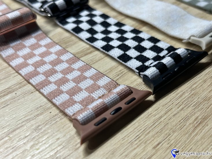 Öltöztessen Téged is a mindennapi viseletedhez, hogy ne csak az életben, de az öltözködésedben is meglegyen a harmónia. Emeld a mindennapok ritmusát a trendi, kockás mintás gumiszíjjal, amely tökéletesen illeszkedik Apple Watch-odhoz. Rugalmas, kényelmes és tartós – sportoláshoz, munkához és városi kalandokhoz egyaránt ideális. Praktikus, divatos, egyedi. Válaszd a mintát, ami kitűnik a tömegből, és add meg karórádnak azt a karaktert, amit megérdemel! Egy szíj ára: 2490 Ft Ajándékdobozzal is megvásárolható, így egy igazán szép és elegáns meglepetés lehet szinte bármilyen alkalomra. Az ajándékdoboz fekete színű és +500 Ft az ára. Előre utalást követően Foxposttal vagy postával is tudom küldeni. Erről a szíjról bővebben: https://happywatch.hu/termek/apple-watch-kockas-oraszij/