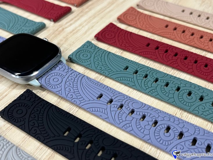 Emeld új szintre a stílusod a 20 mm-es maori mintás szilikon óraszíjjal! Különleges, hagyományos maori motívumai nemcsak egyedivé teszik órádat, hanem erőt és karaktert is sugároznak. A rugalmas, bőrbarát szilikon kényelmes viseletet biztosít egész nap, akár sportoláshoz, munkához vagy hétköznapi használathoz. Strapabíró, vízálló és könnyen tisztítható – tökéletes választás aktív életmódhoz és modern megjelenéshez. Tedd egyedivé órádat – válaszd a stílusos, maori mintás óraszíjat! Egy szíj ára: 2490 Ft Előre utalást követően Foxposttal vagy postával is tudom küldeni. Ajándékdobozzal is megvásárolható, így egy igazán szép és elegáns meglepetés lehet szinte bármilyen alkalomra. Az ajándékdoboz fekete színű és +500 Ft az ára. Erről a szíjról bővebben: https://happywatch.hu/termek/maori-mintas-szilikon-szij-20mm/