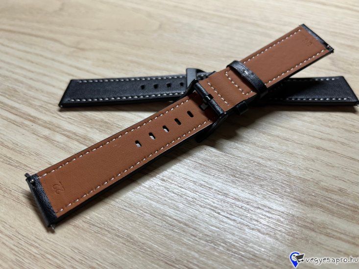 A kényelmes és nagyon finom tapintású bőr óraszíjak fekete fém csattal lettek ellátva és fehér cérnával vannak varrva, hogy ezzel is mutatósabb, elegánsabb hatást váltsanak ki viselőjéből. A szíj külső része fekete, fonákja (belső rész) pedig barna színű. A szíj mellé természetesen jár kettő rugós stift is. Minden hagyományos, 20mm vagy 22mm befogóval rendelkező órával kompatibilis. Egy szíj ára: 2990 Ft 3 megvétele esetén 1 ezer Ft kedvezmény jár. Tehát 7970 Ft/3 db. Előre utalást követően Foxposttal vagy postával is tudom küldeni. Ajándékdobozzal is megvásárolható, így egy igazán szép és elegáns meglepetés lehet szinte bármilyen alkalomra. Az ajándékdoboz fekete színű és +500 Ft az ára. Erről a szíjról bővebben: https://happywatch.hu/termek/divatos-bor-oraszij-20mm/ 