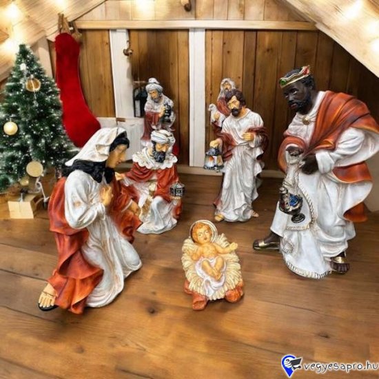 A Betlehem állítása karácsonykor világszerte elterjedt hagyomány, amely templomokban, köztereken, adventi vásárokon, iskolákban, üzletekben, vállalkozásoknál és otthonokban is meghitt ünnepi hangulatot teremt. Magyarországon szinte minden településen állítanak kültéri Betlehemet a főtéren vagy a templom mellett – ezekhez kínáljuk nagy méretű, időtálló figuráinkat. – A kollekció 7 darabos. – Magasság: 90 cm – Tömeg: 60 kg – Tartós, időjárásálló anyagból készült – Kültéri felállításra is alkalmas – Aprólékosan formázott, pontosan festett részletek A figurák méltó módon képviselik a karácsony szellemiségét, és látványos elemei lehetnek bármely adventi dekorációnak – legyen szó közterületről, intézményről vagy magánhasználatról. Rendelhető az adventi időszakra, korlátozott mennyiségben. További információért és rendelésért kérjük, vegye fel velünk a kapcsolatot. Fedezze fel a Kerti Díszek csodálatos világát! Cím: Dunavarsány, Barátság u. 1. (51-es főút) Telefon: 06 70 / 299 2066 – Érdeklődni kizárólag telefonon! Weboldal: https://kertidiszek.hu Kínálatunkban megtalálható többek között: – Kerti szobrok – Varázsolja el kertjét egyedi és stílusos díszekkel! – Szökőkutak – Frissítse fel kültéri terét egy gyönyörű vízi elemmel! – Figurák – Tökéletes kiegészítők, amelyek személyiséget adnak a kertjének! – Kerti lámpások – Teremtsen hangulatos fényt az esti órákra! – Kerti grillek – Élvezze a szabadtéri sütögetést barátokkal, családdal! Látogasson el weboldalunkra, és válassza ki a kertjéhez legjobban illő díszeket! A hirdetésben szereplő képek és adatok tájékoztató jellegűek, kisebb eltérések előfordulhatnak. A készlettel és házhoz szállítással kapcsolatban kérjük, telefonon érdeklődjön!