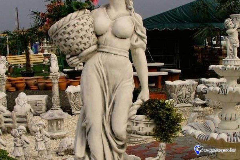 Kiss Zsuzsa kerti nagy szobor