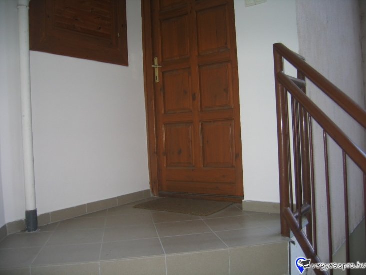 Eladó 70m2-es, 3szoba+étkezős lakás Szeged–Rókusi városrészben, Klapka tér közelében!

70 m²-es, félemeleti, újszerű állapotú lakás 3 külön bejáratú szobával + étkezővel. Padlófűtés, alacsony rezsi, hőszigetelt ablakok redőnnyel, nyugati tájolás, világos terek. Csendes, udvarra néző ablakok, parkosított udvar, 14 lakásos társasház.
Kiváló közlekedés: busz, troli, villamos pár perc sétára, Anna-kút 3 perc gyalog.
Befektetőknek: évek óta ott lakó, megbízható bérlők szívesen maradnak, átadhatók.
Azonnal költözhető, tehermentes. Érdeklődni privát üzenetben vagy telefonon.
