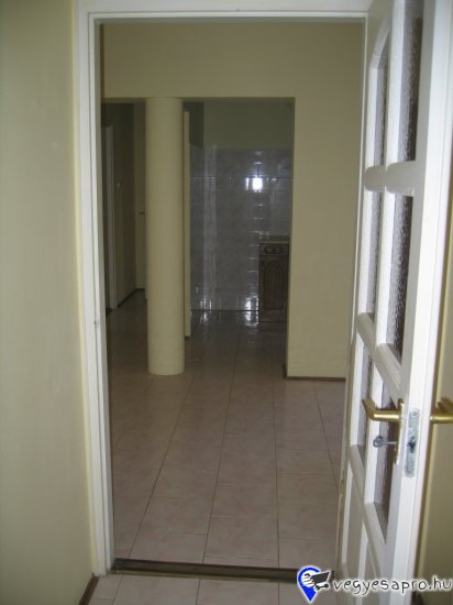 Szeged–Rókusi városrészben, a Klapka tér közelében eladó egy újszerű állapotú, 70 m²-es, félemeleti lakás. Főbb jellemzők: - 3 külön bejáratú szoba + étkező - padlófűtés, alacsony rezsi - hőszigetelt ablakok, redőnyök - nyugati tájolás, világos terek - csendes, udvarra néző ablakok - parkosított udvar, 14 lakásos társasház Kiváló közlekedés: busz, troli, villamos pár perc sétára, Anna-kút 3 perc gyalog. Befektetők figyelem: évek óta ott lakó, megbízható bérlők szívesen maradnak, átadhatók. Az ingatlan tehermentes, azonnal költözhető. További információért kérem, vegye fel velem a kapcsolatot! 