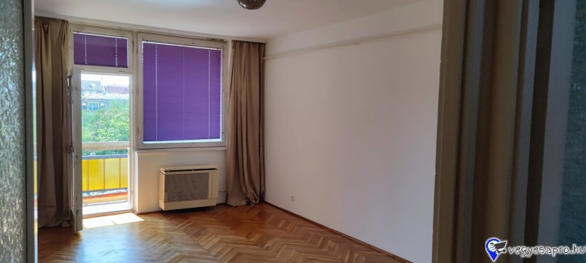 Eladó lakás Szeged belvárosában – erkélyes, kiváló állapotú, 2 szobás otthon zöld környezetben, saját garázzsal Szegeden, a Brüsszeli körút közelében, eladó egy 60 m²-es, 3. emeleti, erkélyes lakás egy hőszigetelt, rendezett társasházban. Az ingatlan kitűnő állapotban van, azonnal költözhető. Főbb jellemzők: •	2 külön bejáratú, parkettás szoba •	Tágas erkély, kellemes kilátással •	Hőszigetelt épület, alacsony rezsiköltség •	Gázfűtés •	Csendes, zöld környezet: a házat saját, elkerített kert-park veszi körül •	A lakás a Brüsszeli körút mellett található, így busz, troli és villamos megállók pár perc sétára elérhetők •	A lakásban jelenleg bérlő lakik. Amennyiben a vásárló igényli, akkor marad és tovább bérli a lakást. Parkolás és extrák: •	A társasház körül saját, elkerített parkolók állnak rendelkezésre •	A lakáshoz tartozik egy saját tulajdonú garázs, amely igény esetén külön megvásárolható Lokáció: Brüsszeli körút közvetlen közelében, frekventált, mégis nyugodt környezetben 