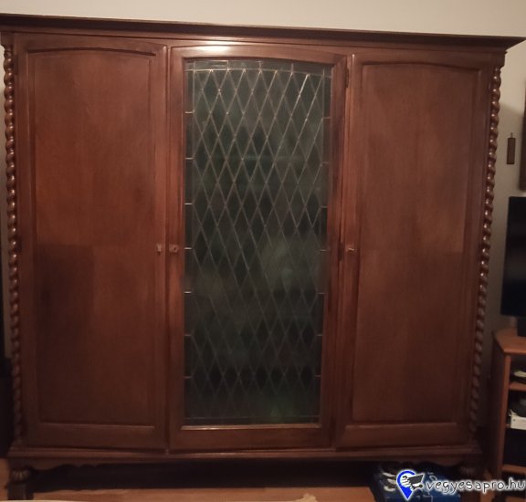 Méretek: szélesség:200cm, magasság190cm, mélység:58cm
lapra szerelhető a mellékelt képen látható csapokkal van összerakva, rétegelt lemezből van, az ajtó üveg smaragd zöld 4 helyen repedt (képek mellékelve), tetején bal oldalán hátul elvált a borítás. két oldalt akasztós felül polccal, középen négy polcos