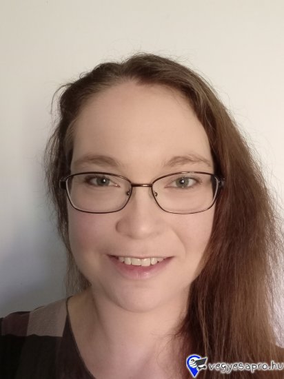 Üdvözlök Mindenkit! Engem Tóthné Farkas Katalinnak hívnak. Férjezett, két gyermekes édesanya vagyok. 3 éve foglalkozom a pszichológia világával önszorgalomból. Több elismert szakember írását olvastam illetve videóit és előadásait hallgattam meg. Több online konferencián részt vettem az élet különböző területeit érintve. Például gyereknevelés, párkapcsolat, önbizalom és önértékelési problémák, transzgenerációs problémák, egészség és még sok más. Ahogy ezeket az előadásokat hallgattam és írásokat olvastam szembesültem azzal a ténnyel, hogy mennyi embernek lenne szüksége egy segítő szakemberre, de ez még sajnos úgy tűnik, hogy sokakat kellemetlenűl érint. Bár hozzáteszem, hogy az elmúlt években sokat javúlt a helyzet ezen a téren a segítő szakmákban dolgozó szakemberek szerint. Ezért az idei évben elvégeztem egy Life Coach tanfolyamot. Az egyik ok, hogy coach lettem pont a segíteni akarás. A másik, hogy a tanulásom során rájöttem mennyi probléma van a működésünkkel.