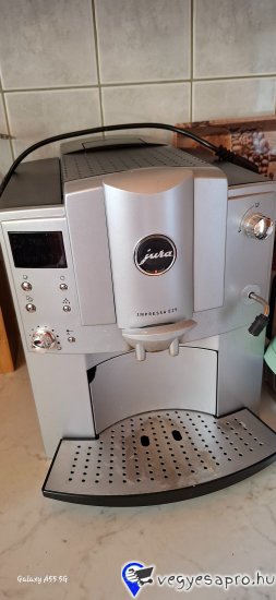 Jura kávégép eladó,tökéletesen működik!
Lehet szemes kávéval és darálttal is használni!
Pici szépség hibával a képen látszik!