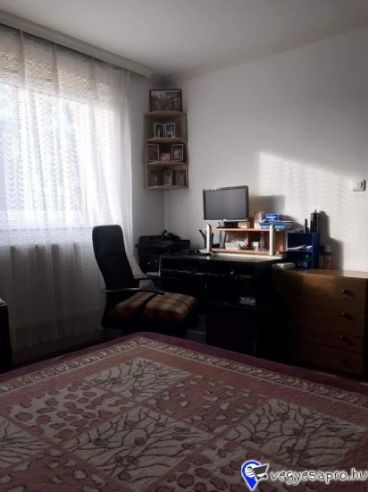 Mikepércs- Bodóházán eladó egy 2,5 szobás, cirkó gázkazánnal, radiátor rendszerrel megoldott fűtésű, mely mellett hűtő/fűtő klíma is található, műanyag nyílászárókkal, rendezett nagy telekkel rendelkező ingatlan.