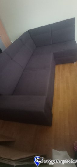 Eladó költözés miatt a képen látható alig használt,L alakú sarokülő Mérete 155x250 bal és jobbra szerelhető, ágyneműtartós A párnák közepes szivacsozása kényelmes ülést biztosít,levehető így a fekvő felület nagyobb 135x220 A párnahuzat levehető mosható 