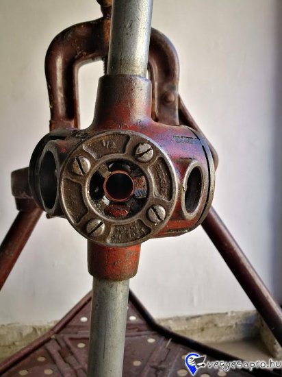 Eladó Ridgid acél kézi Menetvágó. Használt, de nagyon jó állapotban van. Ipari használatra is alkalmas. Fix beépített kések. 1/2"-3/4"-1"-os csőre vág menetet. Ára: 100.000.-