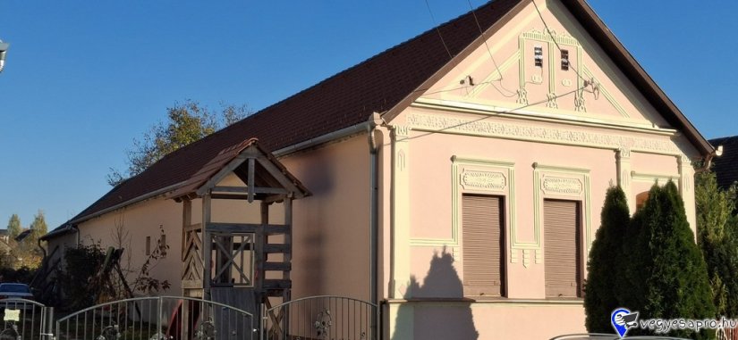 2. Újpetrén 4 szobás családi ház eladó, 44,9 millió Eladó Pécstől 16 km-re 44,9 millió forintért 4 szobás, 118 m2-es jó állapotú azonnal beköltözhető tornácos családi ház 1415 m2 telekkel. A konyha-étkező melletti nagy kamra praktikus. A fürdőszoba és WC külön van. A fűtés gázkonvektorral történik. Kandallóhoz kémény van. További részletek képekkel: https://www.oc.hu/ingatlanok/H509887 Kling Josef Otthontanácsadó +36 70 454 3635 Kling.Josef@oc.hu 7626.Pécs,Király utca 59 Az Otthon Centrum hálózat tagja 20 éve a hazai ingatlanpiac meghatározó szereplője 