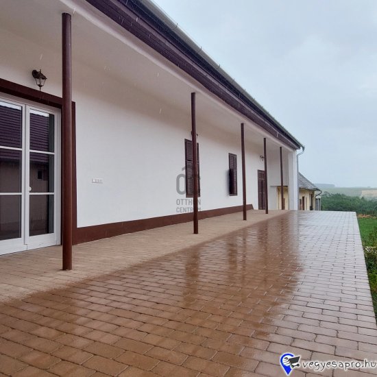 401. Felújított parasztház Véménden 81,9 M 5 szobás, 160 m2-es, 2 fürdőszobás teljesen és nagyon igényesen felújított parasztház 90 m2 es terasszal, a ház alatti boltíves pincével és 2992 m2 -es telekkel 81,9 millió forintért eladó. Véménd egy sváb település, ami helyileg Baranyában 2 km-re van az autópályától és 35 km-re Pécstől. További ingatlanajánlatainkat itt tudja megnézni: https://www.oc.hu/index.php/munkatarsaink/kling-josef/ingatlanok Kling Josef Otthontanácsadó +36 70 454 3635 Kling.Josef@oc.hu 7626.Pécs,Király utca 59. Az Otthon Centrum hálózat tagja 20 éve a hazai ingatlanpiac meghatározó szereplője 