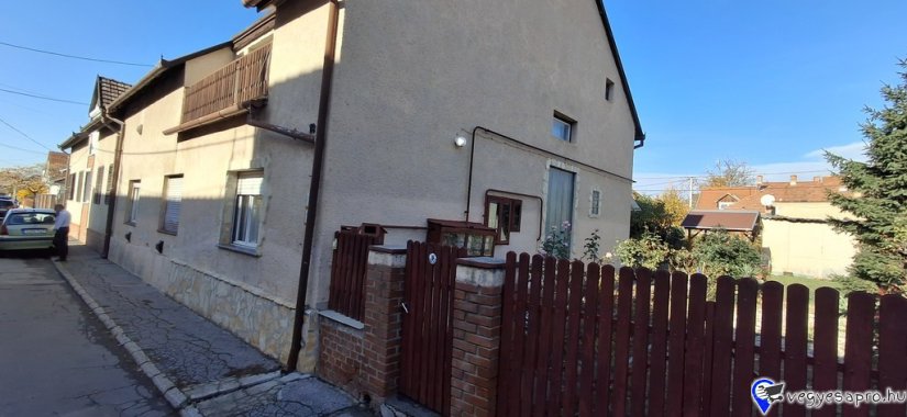 Pécs Uránvárosban, 4 szobás ikerház 64,9 millió forint Eladó Pécs Uránvárosban 100m2-es, 4 szobás ikerház 230m2 telekkel. A földszinten található a konyha, a nappali, fürdőszoba és különálló WC. A beépített tetőtérre lépcső visz fel az előtérbe ahol balról egy nagy világos szoba van terasszal amelyből egy hálószoba nyílik. Az előtérből jobb oldalon található szobából nyílik egy gardrób / tároló helység. Az udvarban kocsibeálló, szép kert és egy kerti kiülő pavilon van. A lakóingatlan összkomfortos, a fűtést gáz-cirkó kazán biztosítja. Az udvarban lévő tárolóban helyezhető el mindaz ami a kert és udvar gondozásához szükséges. A kertben lévő fedett kerti pavilon kiváló kiülési lehetőséget biztosít a család és barátok részére. Az udvarba történő beállás biztosított de a ház előtt az utcán is van parkolási lehetőség. Igény esetén a kocsibeálló végén álló tároló garázzsá alakítható át. A környék nyugodt és csendes. A közelben található buszmegállók és a vasútállomás gyors és kényelmes eljutást biztosítanak Pécs más részeibe, valamint a környező településekre is. Telefon: +36 (70) 454 3635 