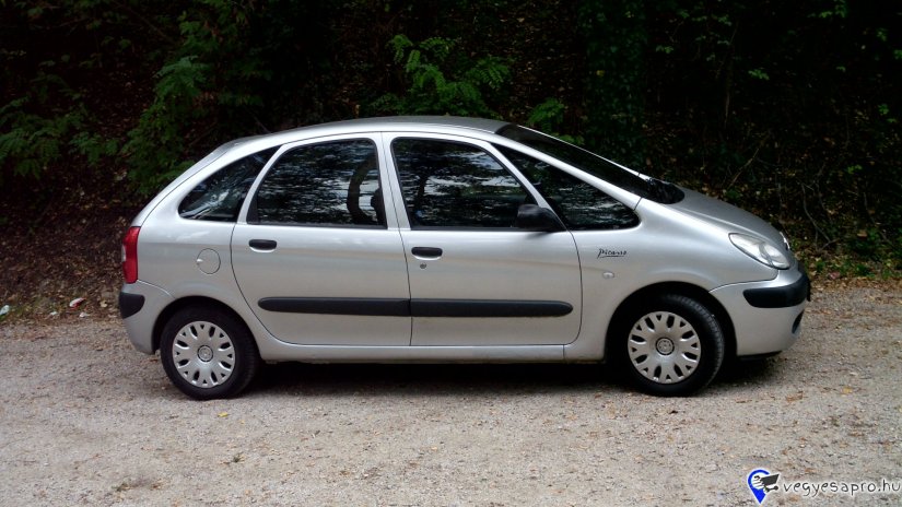 Eladó Citroen Picasso Xara, 2005-ös évjáratú 1.6 benzines,110 LE-ös. Az autó nagyon jó állapotban van,semmit nem kell cserélni rajta,a karosszéria sem szorul javításra. Ami cserélve volt,1.5 éven belül:szervó-szivattyú,önindító motor,klimaventillátor,akkumulátor,futóműalkatrészek,vezérműszíj,izzók. A km-óra állás: 200 000km. A motor 8 szelepes,így hosszú élettartamú,akár 500ezer km is kibír. Aki megbízható autót szeretne ráfordítás nélkül,annak nagyon ajánlom.