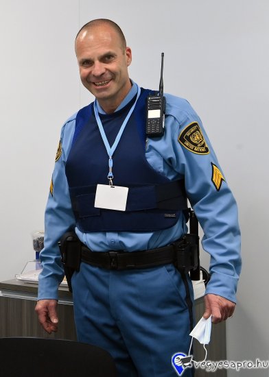 Ecser mellett lévő logisztikai telephelyre keresünk azonnali kezdéssel vagyonőr kollégát. Hétköznapokon 07-19; 19-07 beosztásban, hétvégén 24 órás szolgálati rendben. Napi 2 fős létszám (párok). Munkaruházatot a munkáltató biztosít térítésmentesen. Feladatok: személy-be és kiléptetés (forgóvillás kapuk, mágneskártya); gépjármű be és kiléptetés (raktér fotózás, plomba ellenőrzés/fotózás); éjszaka váltott járőrözés (1-1 alkalom/éj). A terület szociálisan jól ellátott; ingyen kávé, tea; az étteremben reggeli 300Ft.-, 3 fogásos ebéd 500Ft.-, vacsora 300 Ft.-; zuhanyzó, wc, stb... Főállásban Br. 460.000 Ft.-/hó közvetlen bejelentés a Zrt.-hez; Efo-s beugrási lehetőség is. (Szabadság, útiköltség térítés 25Ft.-/km.) Nettó órabér: 1600-1680 Ft.-/óra Jelentkezni fényképes önéletrajzzal, telefonos elérhetőséggel lehet: dgeconsultingzrt@gmail.com email címen. Állás típusa: Teljes munkaidő Fizetés: 460 000,00Ft havonta Állás típusa: Teljes munkaidő