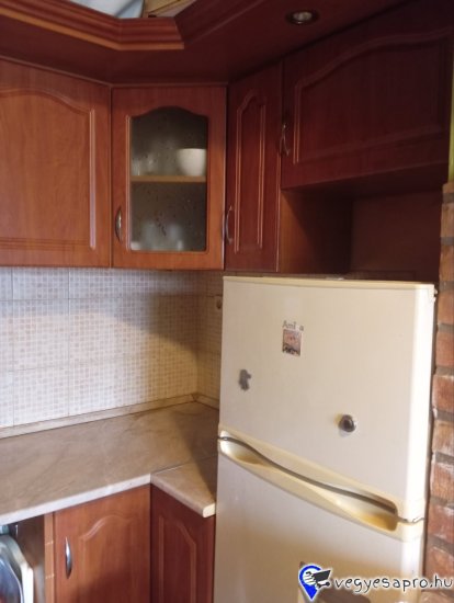 Eladó pár éve felújított első emeleti másfél szobás (34 nm) bútorozott lakás Komlón. A lakás egyedi fűtéses (cserépkályha, klíma), új nyílászárokkal felszerelve. A lakás alatt élelmiszer bolt található. A lakás 500 m körzetében iskola, óvoda, gyógyszertár, Tesco, buszmegálló található. Irányár 11 millió Ft.